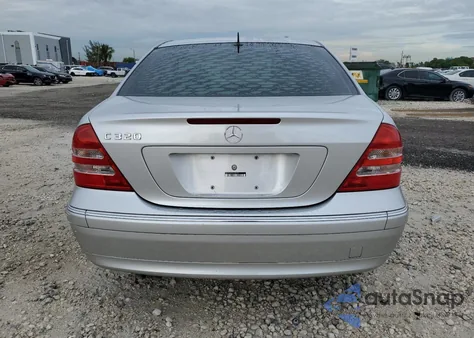 2002 Mercedes-Benz C 320 z USA, uszkodzony, nr VIN WDBRF64JX2E005092